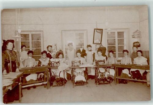 1909 Internat? Hauswirtschaftsschule? Frauen an der Nähmaschine