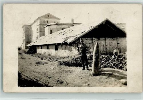 zerstörtes Haus Uniform Bombe Militär Ungarn 1917