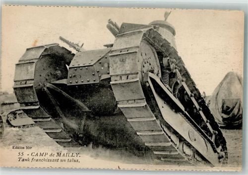 Mailly Camp de Mailly , Tank franchissant un talus