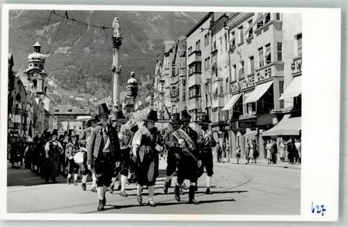 Innsbruck Tracht Denkmal Annasäule Cafe