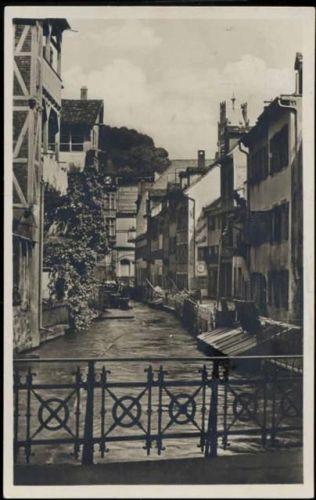 1931 Freiburg i. Br., Fischeraus, Fluss, Blick von der Brücke, Häuserzeile,Paul Hinsche AKU2