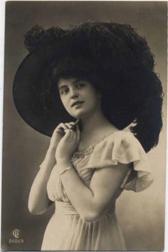 Frau mit Hut. Hutmode. AKU2 Auto 1912