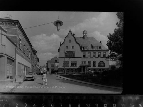 Niedermendig Heidenstockstrasse m. Rathaus