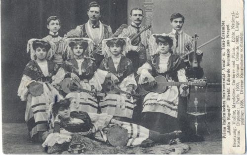 1907 Italien, Musiker in Trachten (musicians in traditional costumes),
