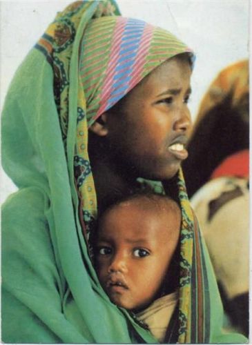 um 1980 Afrikanische Mutter mit Kind AKU1