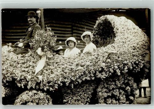 Menton Frauen in einem einem Kinderwagen nachempfundener Blumenkutsche Ort lt. Fotograf Marpo