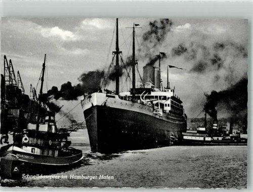 Hamburg Ozeanliner im Schlepptau im Hafen
