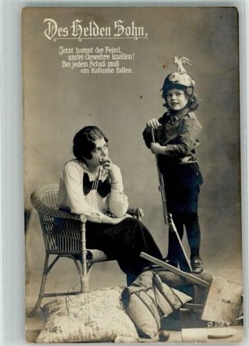1916 Mutter mit Sohn in feldgrauer Uniform