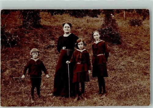 Mutter mit Kindern in Matrosenkleidern und Anzügen