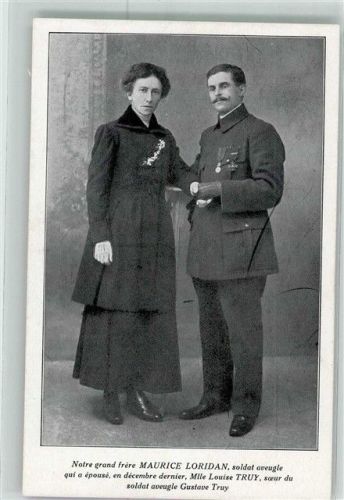 Kriegsblinder französischer Soldat in Uniform mit seiner Frau WK I