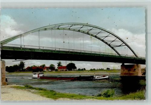 Stolzenau Frachtschiff untervder Brücke