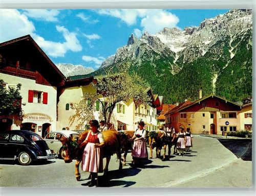 Mittenwald Almabtrieb Festschmuck gegen Karwendelgebirge Frauen in Trachten
