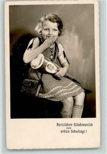 Mädchen im Hehkelkleid mit Schultüte und Umhängetasche AKU2