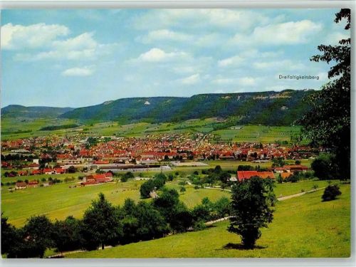 Spaichingen Ortsansicht mit Dreifaltigkeitsberg und Segelflugplatz Klippeneck