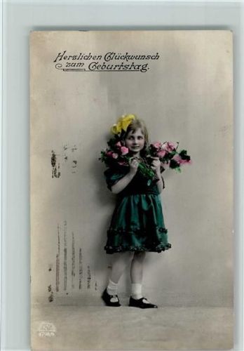 Mädchen im grünen Kleid, Rosen und gelber Haarschleife