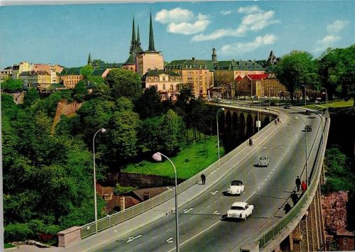 Luxembourg VW Käfer Cabrio und grauer VW Käfer auf der Brücke
