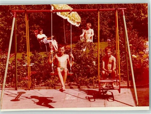 Horumersiel Pension Bendiks Kinder schaukeln Eltern im Garten
