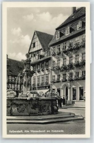 Halberstadt Markt Springbrunnen Apotheke Fußgänger