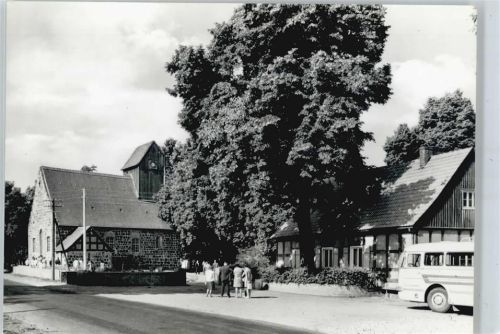 Kampehl Kirche Auto Baum Fußgänger