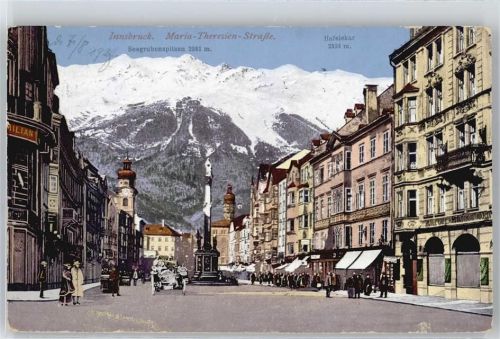 Innsbruck Denkmal Auto Fußgänger Haus Berg