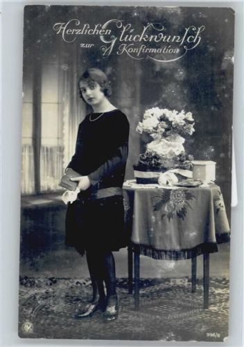 Mädchen mit Buch , Marke entfernt