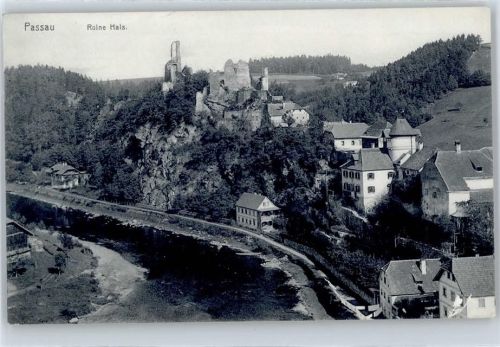 Hals Blick zur Burg-Ruine