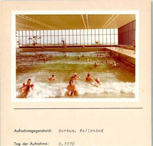 Borkum Wellenbad Innenaufnahme Badekappenpflicht Foto montiert auf Karton