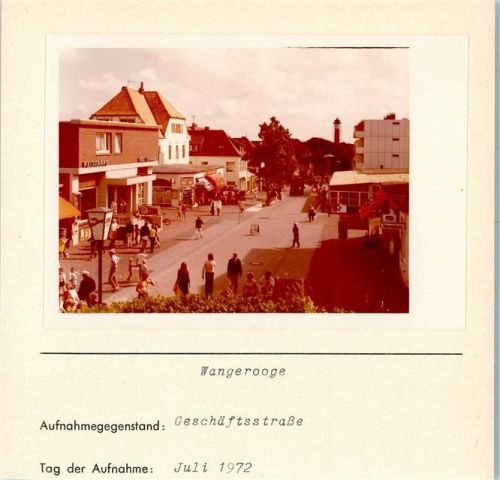 Wangerooge Geschäftsstraße Foto montiert auf Karton