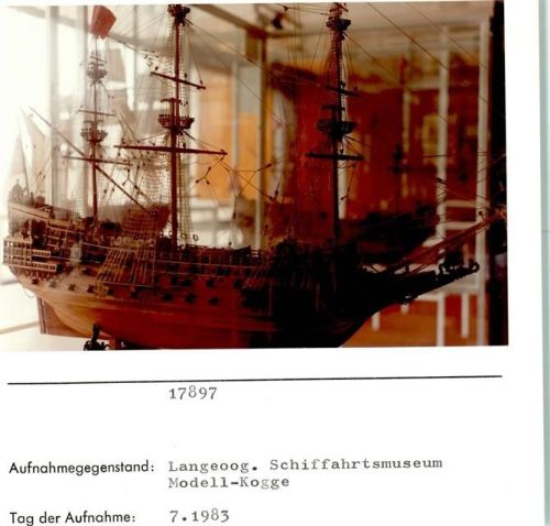 Langeoog Schiffahrtmuseum Innenaufnahme Modell-Kogge Foto montiert auf Karton