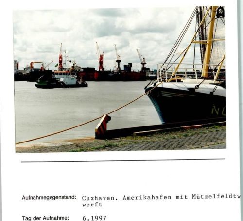 27472 W2190 Cuxhaven FOTO KEINE AK Amerikahafen mit Mützelfeldtwerft Foto montiert auf Karton