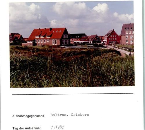 Baltrum Ortskern Foto montiert auf Karton