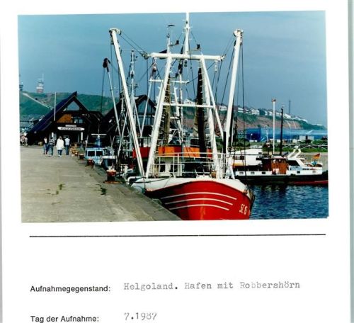 Helgoland Hafen mit Robbershörn Foto montiert auf Karton