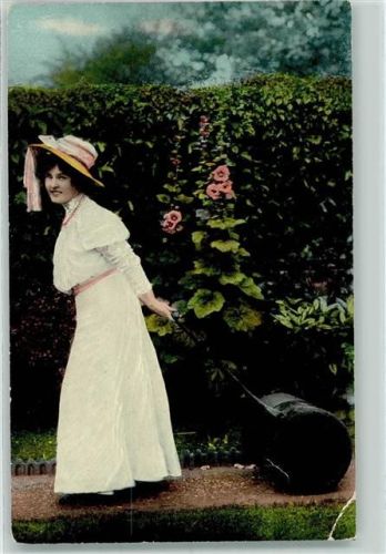 1909 Frau bei der Gartenarbeit - Walze für den Weg AK