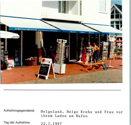 Helgoland Helgo Krebs und Frau vor irem Laden am Hafen Foto montiert auf Karton