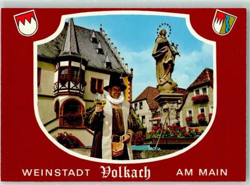 Volkach Der Volkacher Ratsherr in histor. Tracht vor dem Rathaus mit Marienbrunnen