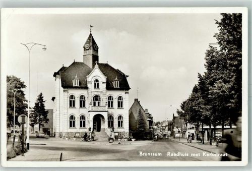 Brunssum Rathaus mit Kirchstaße Autos Fahrrad Kinderwagen