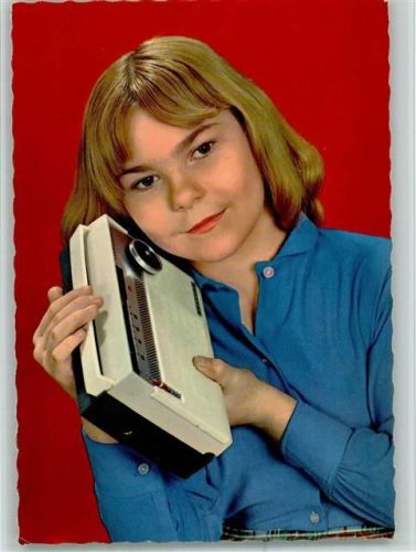 Teenager mit einem Kofferradio AK