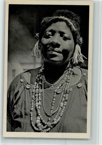 Frau mit Afrik. Schmuck AK