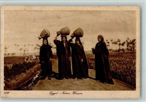 Native Women mit Wasserkrüge auf dem Kopf AK Stockflecken
