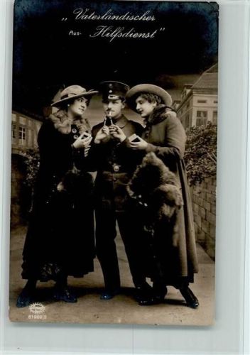 Verlag Amag 61989-2 Vaterländisches Hilfsdienst - Frauen in Pelzmode geben Dem Soldaten für die Zigarette Feuer