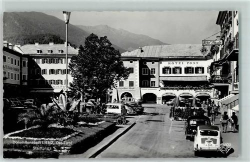 Lienz Stadtplatz VW Käfer Mercedes Fiat Fahrrad Hotel Post
