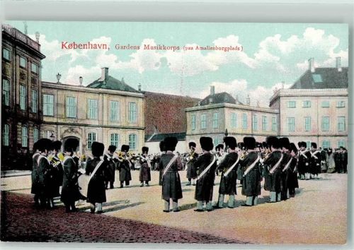 Kopenhagen Gardens Musikkorps paa Amalienborgplads Soldaten Uniform Musikinstrumente