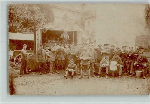 WK I Schöne Aufnahme von der Feldküche , Soldaten essen aus Eimern und Tellern AK