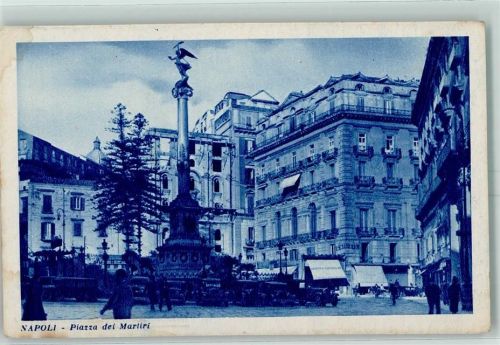 Napoli Piazza dei Martiri Auto