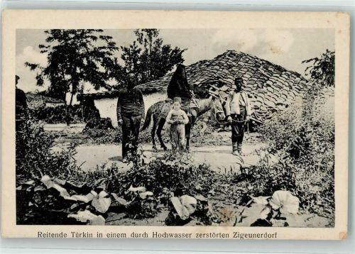 Reitende Türkin in einem durch Hochwasser zerstörten Zigeunerdorf Zigeuner 1917