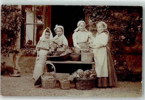 1905 Schöne Aufnahme Marktszene Kinder in Bauerntracht haben einen kleinen Verkaufsstand aufgebaut