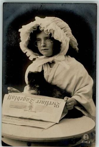 1908 Mädchen mit Katze und Brille liest in dem Berliner Tageblatt ii 358/2
