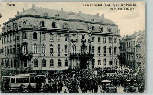 Mainz Gouvernement Einbringen der Fahnen nach der Parade Straßenbahn