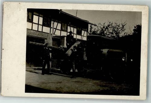 Auto wird mit Holz beladen