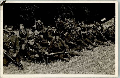 Landser in Uniform bei einer Rast im Felde Privatfoto AK